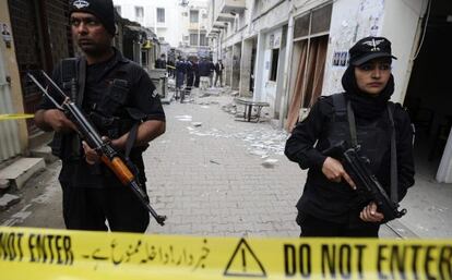 Agentes de polic&iacute;a custodian el lugar donde fue perpetrado un ataque suicida con dos bombas en un juzgado de Islamabad (Pakist&aacute;n).