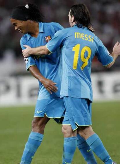 Ronaldinho y Messi, tras el gol del argentino.