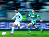 El jugador de Celta El-Abdellaoui trata de escaparse de Nedyalkov, del Ludogorets.