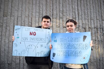 Diego Macías y Andrea Ortiz (19 años) son estudiantes de Laboratorio Clínico en el instituto Las Musas.