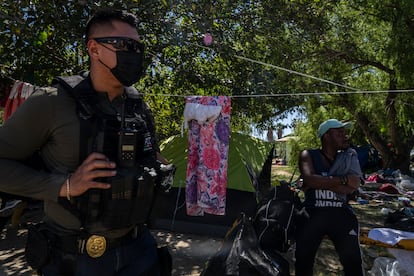 A police officer from Coahuila inside the Haitian migrant camp in Ciudad Acuña on Thursday.