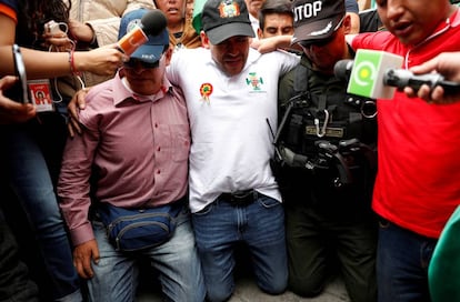 Luis Fernando Camacho, de joelhos, em um protesto.