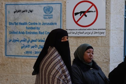 Dos mujeres, en el centro de salud del campo de refugiados de Shuafat, en Jerusaln Este, que depende de la agencia de la ONU para los refugiados palestinos (UNRWA).