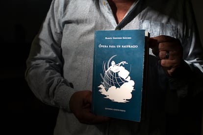 Griffero sostiene un ejemplar de su libro '?pera para un naufragio'.