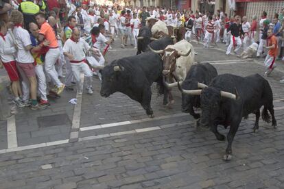 Había menos corredores, según los expertos, pero las calles estaban abarrotadas de uniformes blancos y pañuelos rojos, muchos de ellos ejemplos vivos de imprudencia, causa primera de los golpes, las contusiones y, como en este caso, de la fractura de huesos.