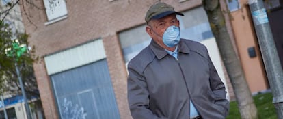 Un anciano en la calle el día en el que entra en vigor la limitación total de movimientos salvo de los trabajadores de actividades esenciales.