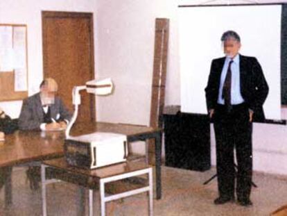 A la izquierda, El Tunecino, durante sus clases de doctorado en la Universidad Autónoma de Madrid.
