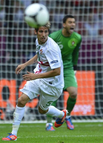 El defensa Coentrao, con el portero Rui Patricio al fondo.