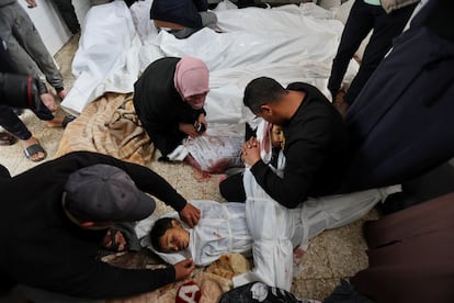 Familiares lloran ante los cuerpos de dos niños muertos por un ataque israelí, en el hospital Al Aqsa de la Franja, este miércoles.