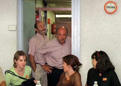 19 de agosto de 1999. Alfredo Pérez Rubalcaba y Joaquín Almunia, antes de la rueda de prensa que ofrecieron en la sede del PSOE en Madrid.