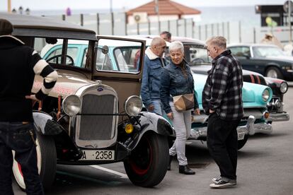 Exposición de coches clásicos durante el festival Rockin' Race Jamboree celebrado en Torremolinos (Málaga), este jueves. 