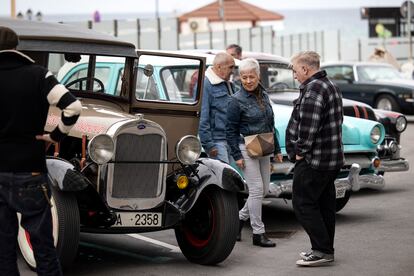 Exposición de coches clásicos durante el festival Rockin' Race Jamboree celebrado en Torremolinos (Málaga), este jueves.