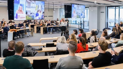 Clase en un aula de IE University, en su torre en Madrid.