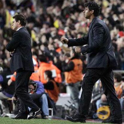 Fabio Capello y Frank Rijkaard, tensos en la banda.