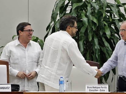 Iván Márquez e De la Calle, após assinatura do novo acordo de paz.