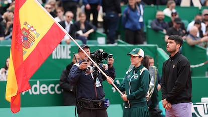 El tenista español Carlos Alcaraz, junto con la bandera, al inicio del encuentro en Montecarlo.