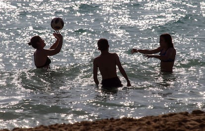 Un grupo de bañistas en una playa mallorquina.