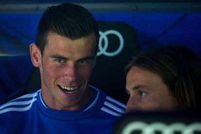 Bale charla con Modric en el banquillo antes del partido