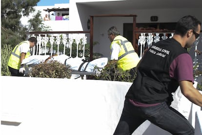 Traslado del cadver de la mujer presuntamente asfixiada por su pareja en Lanzarote.