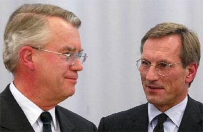 El dimitido presidente de Allianz, Schulte-Noelle (izquierda), junto a su sucesor, Michael Diekmann.