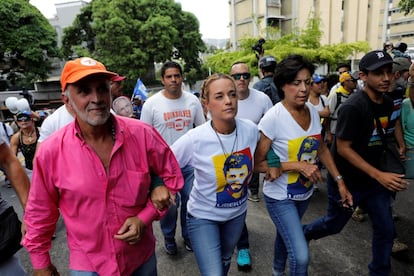 Llian Tintori (segunda por la izquierda) y Antonieta Mendoza (tercerda por la derecha), esposa y madre del líder opositor encarcelado Leopoldo López, participan en la manifestación contra el presidente Nicolás Maduro en Caracas.