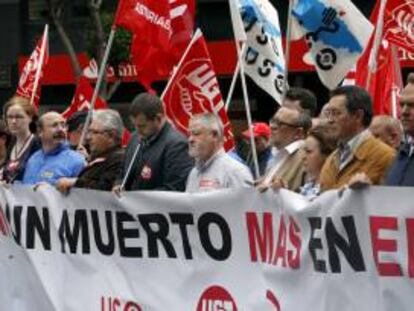 Concentración contra la siniestralidad laboral tras las muertes de dos trabajadores en Asturias. EFE/Archivo