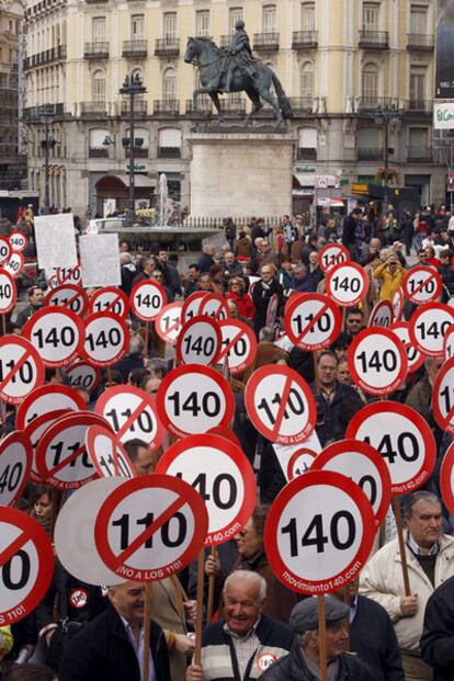 Centenares de personas se concentran en contra de la reducción del límite de velocidad en autopistas y autovías a 110 kilómetros por hora.