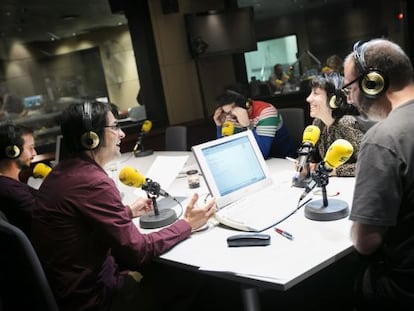 Los presentadores radiofonicos del programa de Cadena Ser Especialistas Segundarios Iñigo, Armand y Naneh acompanados por Toni Martinez y Susana Ruiz.