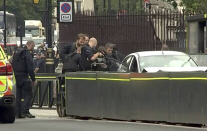 Momento de la detención del hombre que ha chocado contra las barreras de seguridad del Parlamento británico este martes.