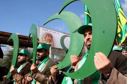 Miembros de Hamás desfilan  delante de un cartel de su  líder desaparecido, Ahmed Yasín, durante un acto electoral en la ciudad cisjordana de Nablus.