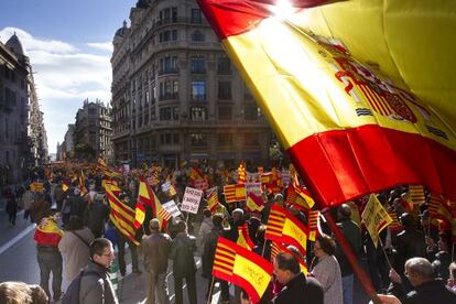 Manifestantes en Barcelona en favor de la unidad de España el día de la Constitución.