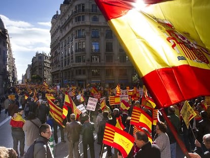 Manifestantes en Barcelona en favor de la unidad de España el día de la Constitución.