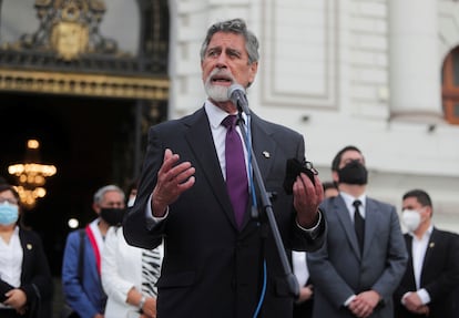 Francisco Sagasti se dirige a los medios este lunes tras su elección como presidente interino de Perú.