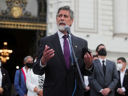 Francisco Sagasti se dirige a los medios este lunes tras su elección como presidente interino de Perú.