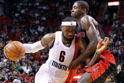 LeBron James y Ed Davis, durante el partido en Miami