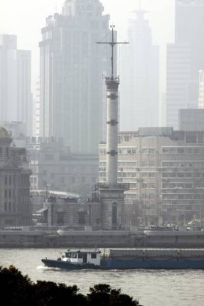Vista de la torre de señalización meteorológica construida en estilo modernista español, situada en el malecón fluvial del Bund, a orillas del río Huangpu, cuyas antiguas funciones quieren ser recuperadas por las autoridades chinas. La torre, que cuando fue construida era la más alta de extremo oriente, además de la mayor estructura del Bund, va a recuperar así parte de su utilidad original, después de haber funcionado como estación meteorológica, como museo y, desde 2007, como bar con una de las vistas más espectaculares de la ciudad.