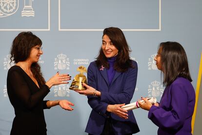 La delegada del Gobierno en la Comunidad de Madrid, Mercedes González, a la derecha, y la ministra de Justicia, Pilar Llop, en el centro, entregan el premio a la corresponsal de género de EL PAÍS, Isabel Valdés, este miércoles.