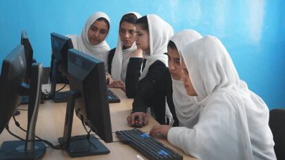 Instituto Goharshad Begum en Herat, donde un grupo de jóvenes toma clases de informática.