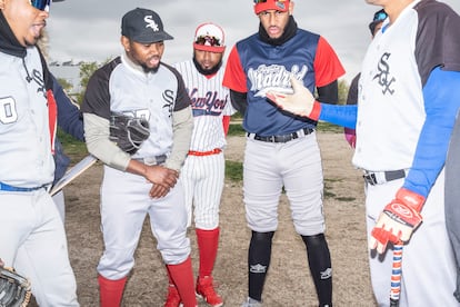 Si el baloncesto tiene adeptos, la verdadera pasión de los dominicanos es el baseball. Por eso, crearon hace años una liga de este deporte con medio centenar de clubes de diferentes puntos de España. Solo en Madrid existen una veintena de equipos.

