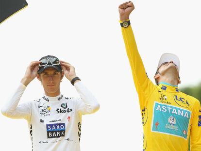 Contador levanta el puño al cielo de París, para celebrar su tercer Tour, al lado de Andy Schleck, segundo.
