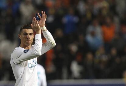 Cristiano Ronaldo, con el brazalete de capit&aacute;n, saluda a la afici&oacute;n despu&eacute;s de la goleada al Apoel. 