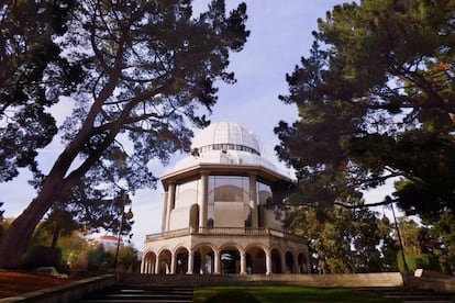 En el hueco de la escalera central de la Casa de las Ciencias de A Coruña, primer museo interactivo de titularidad pública en España inaugurado en 1985 en un palacete del parque de Santa Margarita, oscila un péndulo de Foucault. Otras propuestas para el visitante: probar a mover una bola de granito de 1.500 kilos con una sola mano o sentarse junto a un manzano clónico del que inspiró a Newton para descubrir la ley de la gravedad. Cuenta con un planetario, tres plantas de exposiciones y una serie de módulos interactivos donde, más que descubrir respuestas, lo importante es hacerse preguntas. <a href="http://www.coruna.gal/medioambiente/es/detalle-asset/casa-de-las-ciencias/entidad/1167801888277?argIdioma=es" target="_blank">coruna.gal</a>