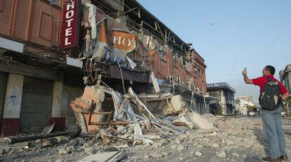 Santiago, Talca, Vaparaíso y Concepción son las ciudades más afectadas. En las imagen, edificio destruído por el deísmo en Talca