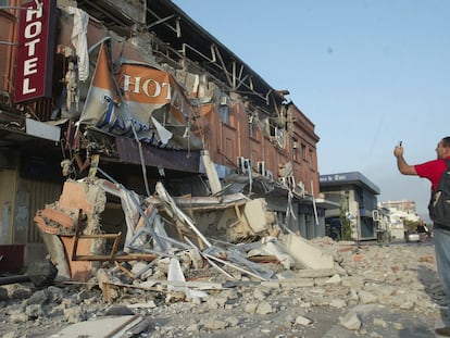 Santiago, Talca, Vaparaíso y Concepción son las ciudades más afectadas. En las imagen, edificio destruído por el deísmo en Talca