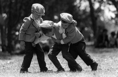 Unos niños vestidos de chulapos juegan en la pradera de San Isidro el 15 de mayo de 1997.