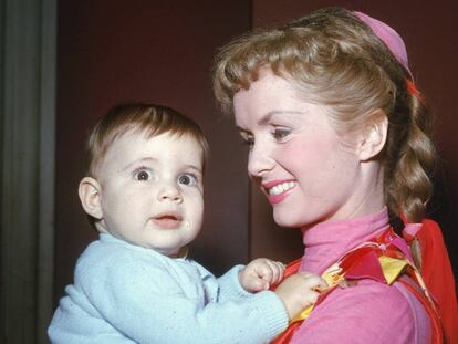Debbie Reynolds, con su hija Carrie Fisher, en una imagen de los a&ntilde;os cincuenta.