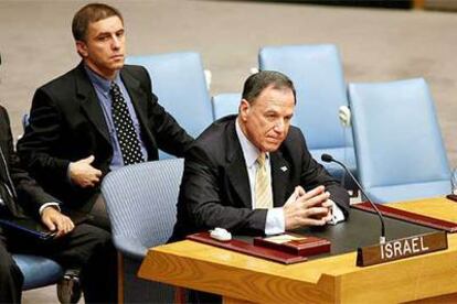 El embajador israelí ante la ONU Dan Gillerman durante la sesión de emergencia del Consejo de Seguridad de Naciones Unidas en la sede de Nueva York