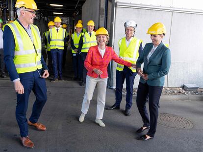 Ursula von der Leyen, presidenta de la Comisión Europea (en el centro) con la primera ministra de Dinamarca, Mette Frederiksen, en Copenhague el 17 de junio.