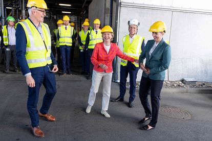 Ursula von der Leyen, presidenta de la Comisión Europea (en el centro) con la primera ministra de Dinamarca, Mette Frederiksen, en Copenhague el 17 de junio.