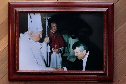 "Allá por 1997. De jefa de la delegación española que visita el Vaticano para la beatificación de la madre Maravillas iba Esperanza Aguirre. Fuimos recibidos en audiencia privada por el Papa. Estuvimos tres días muy juntos. Tuvimos desencuentros políticamente hablando pero aprovecho para decir que no tengo diferencias personales con ella".